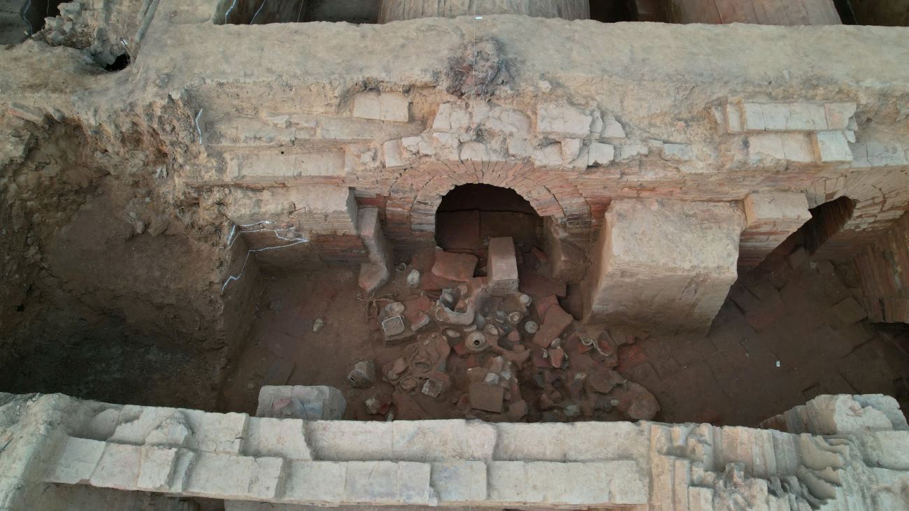 Cac that va nhi duoc xay xep bang gach hinh chu nhat co do nung cao, tren gach trang tri nhieu loai hoa van nhu hoa van dong tien, o tram, duong tron dong tam, chu S.., mai cuon vom bang gach mui buoi. Anh: Bao tang Quang Ninh