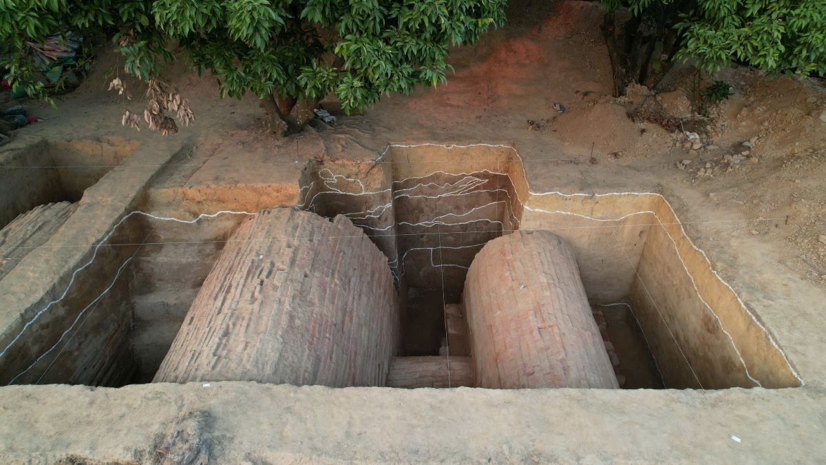 Loai hinh mo tang nay duoc phat hien kha pho bien o luu vuc song Bach Dang thuoc dia phan cac huyen thi (cu) cua Quang Ninh nhu Quang Yen, Uong Bi, Dong Trieu va huyen thi (cu) cua Hai Phong, Hai Duong nhu Thuy Nguyen, Kinh Mon, la bang chung cho thay vai tro quan trong cua luu vuc song Bach Dang nhu mot trung tam van hoa, tri so, vung quan cu tru mat ven song buoi dau Cong nguyen. Anh: Bao tang Quang Ninh