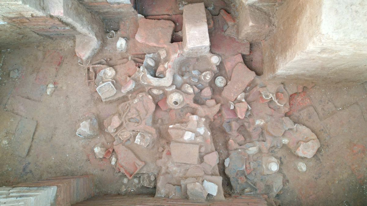 Di vat thu duoc trong qua trinh khai quat ngoi mo co gom 3 nhom chinh: Vat lieu kien truc gach chu nhat, gach mui buoi; gom dat nung gom cac loai mo hinh nha, noi; gom men gom cac loai binh, vo, chan den… Dua vao cau truc va hoa van tren hien vat co the khang dinh mo co nien dai the I-II sau Cong nguyen (cach ngay nay gan 2.000 nam). Anh: Bao tang Quang Ninh