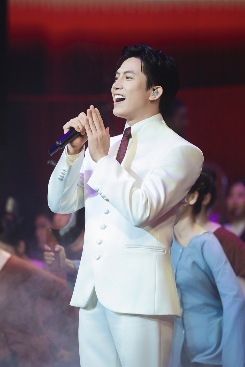 Ca si Anh Tu. Anh: Nghe si cung cap.