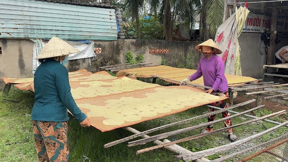 Lao dong dia phuong tham gia cac cong doan lam banh phong tai lang nghe Son Doc. Anh: Hoang Loc