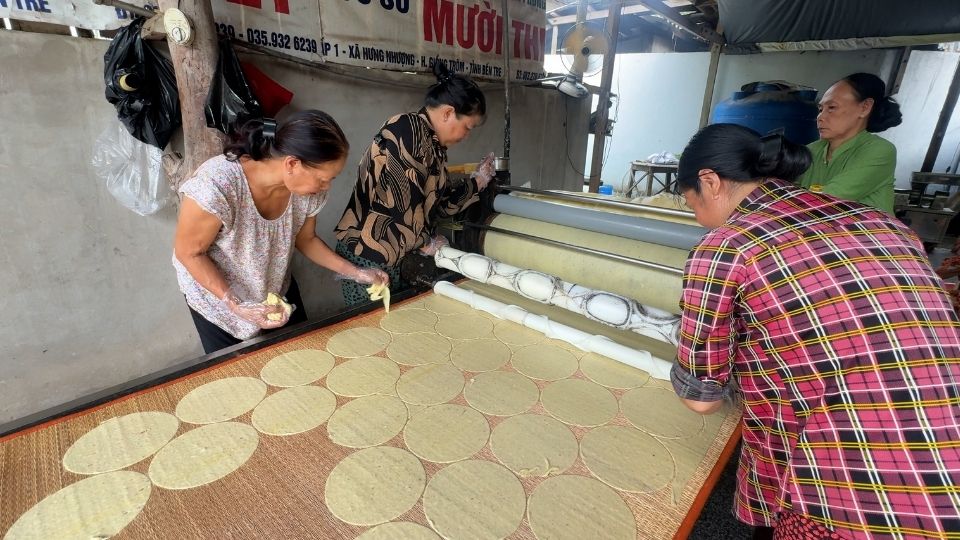 25 Son Doc puffer cake establishments create regular jobs for more than 230 local workers. Photo: Hoang Loc
