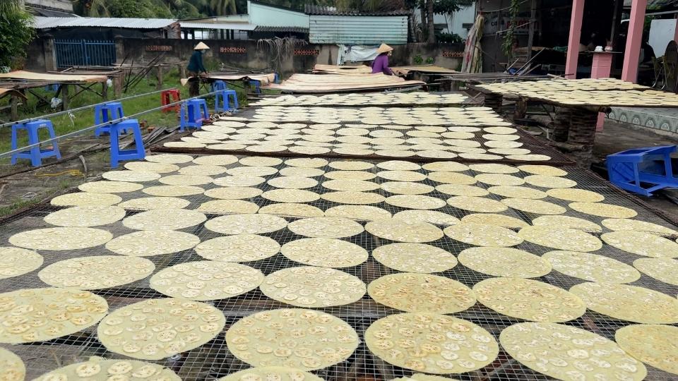 Lang nghe banh phong Son Doc tao viec lam cho hon 230 lao dong nhan roi. Anh: Hoang Loc