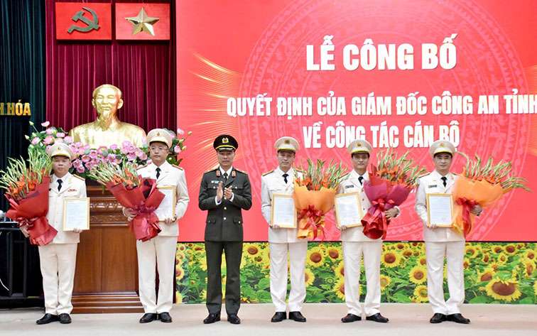 Thiếu tướng Tô Anh Dũng trao các quyết định điều động, bổ nhiệm cho cán bộ sĩ quan. Ảnh: Công an tỉnh Thanh Hóa