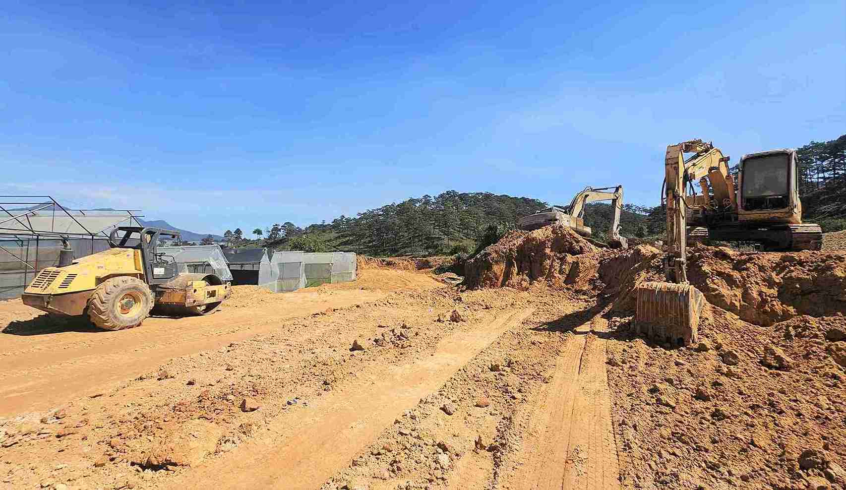 Due to site clearance issues, the Cam Ly - Phuoc Thanh road project in Da Lat (Lam Dong) is behind schedule for a long time. Photo: Phuc Khanh