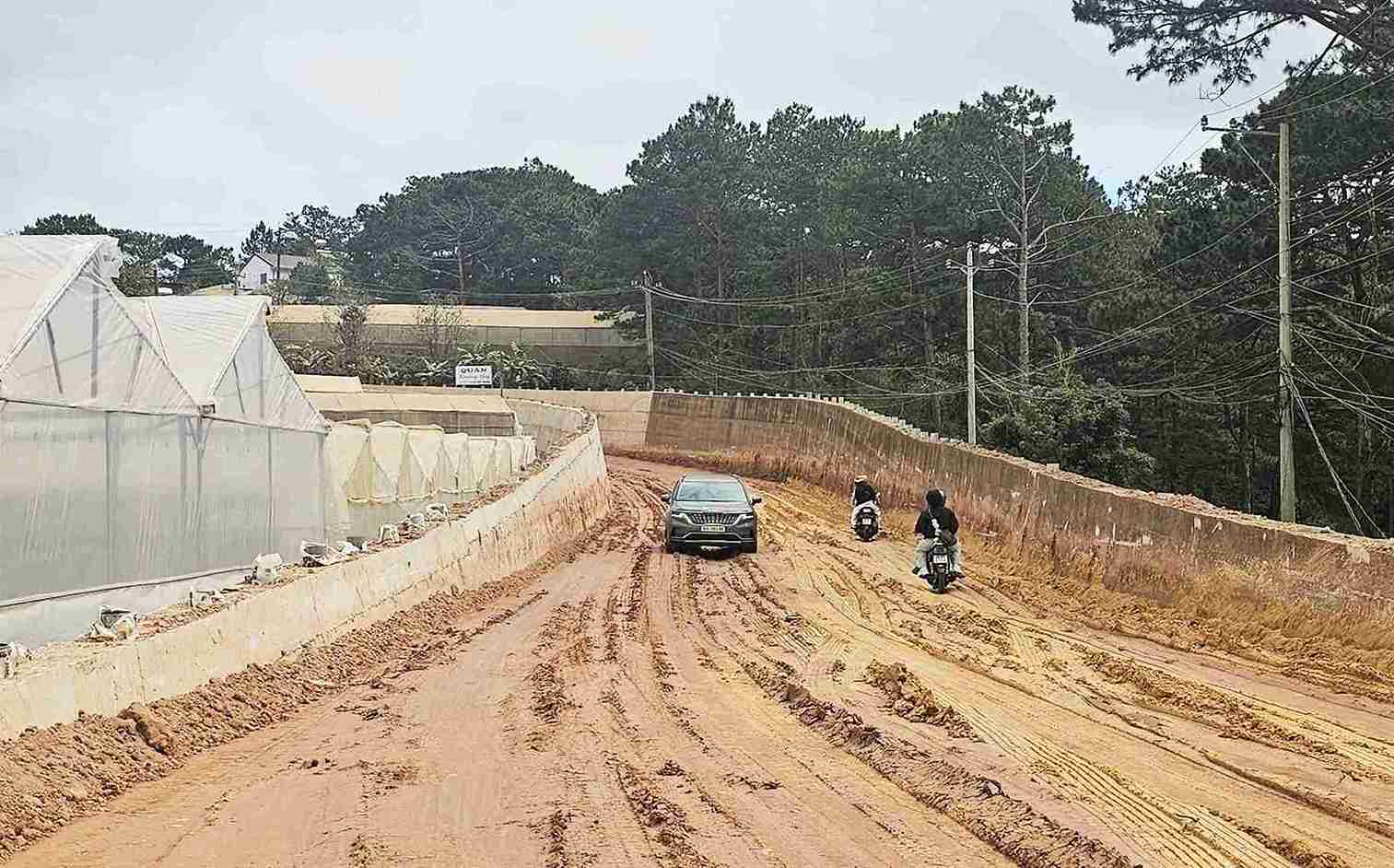 Mat duong nhieu doan tuyen chua hoan thanh khien mua thi lay lo, nang thi bui bam. Anh: Phuc Khanh 