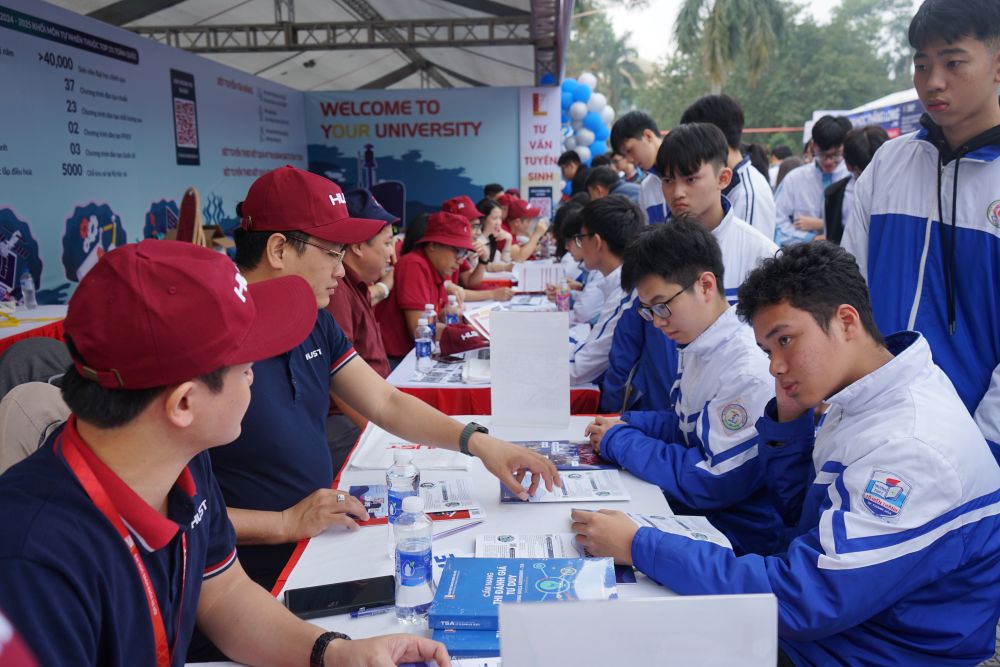 Cac hoc sinh duoc tu van nhiet tinh 