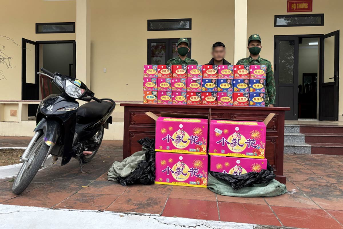 Lỷ Xuân Trường cùng toàn bộ tang vật bị bắt giữ. Ảnh: Biên phòng Quảng Ninh