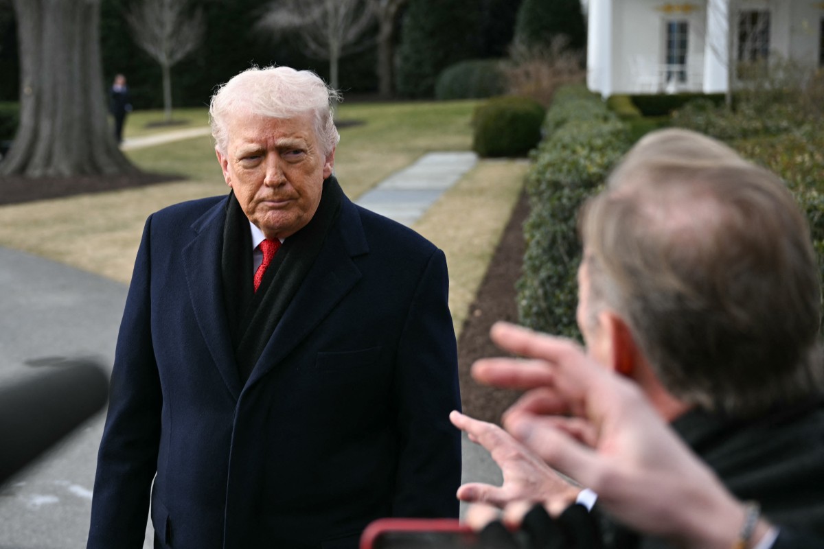 報道陣とのインタビュー中のトランプ氏。写真:AFP