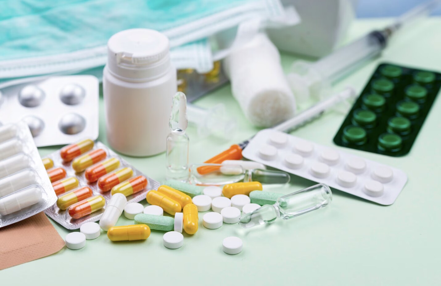 Alcohol not only harms the liver but can also have dangerous interactions with many types of drugs and functional foods. Photo: Thuy Duong