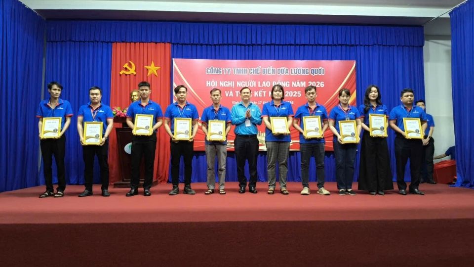 The Trade Union visits businesses, rewards good workers, and gives gifts to union members in difficult circumstances during Tet. Photo: Hoang Loc