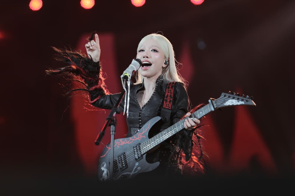  Ca khuc chu de Giua mot van nguoi la Em dau duoc dan dung cong phu, ket hop anh sang, vu dao va phong thai trinh dien chin chan, cho thay su tu tin cua mot nghe si da hieu rat ro minh dang ke cau chuyen gi. Anh: B