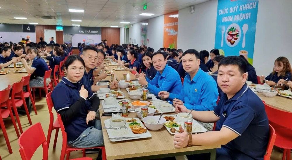 The year-end meal is an occasion for workers to reunite and share, with the companionship of the Trade Union organization and businesses after a year of hard work. Photo: Nghe An Trade Union