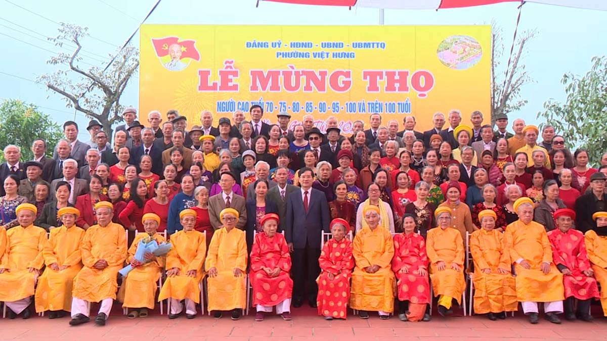 丙午のテト、クアンニン省の2,300人以上の高齢者が長寿を祈る。写真:ドアン・フン