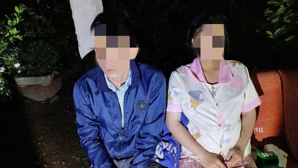 Hai doi tuong bi bat qua tang khi dang van chuyen mit trom tren duong. Anh: Cong an cung cap