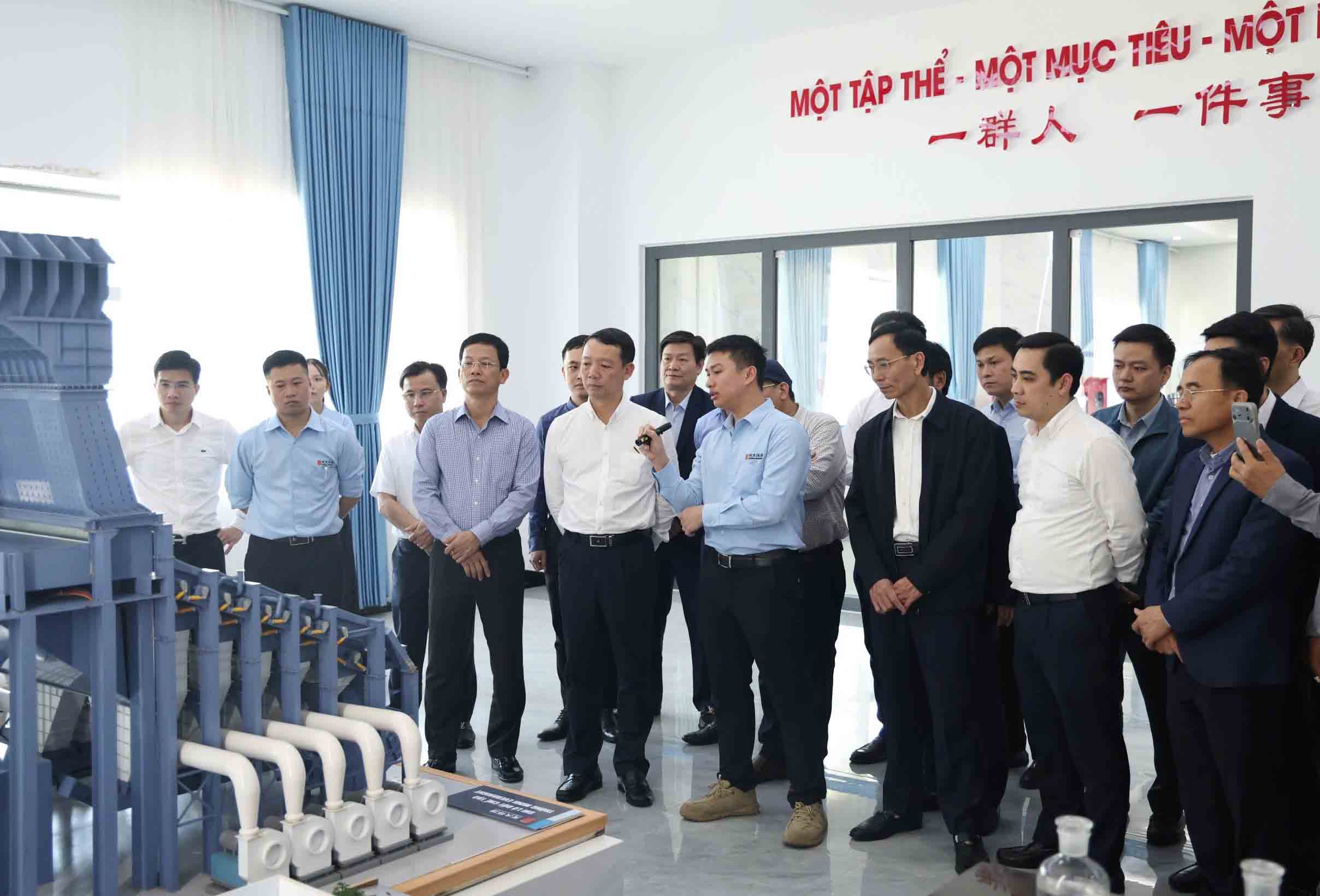 Doan cong tac tinh Ha Tinh tham quan nha may dien rac