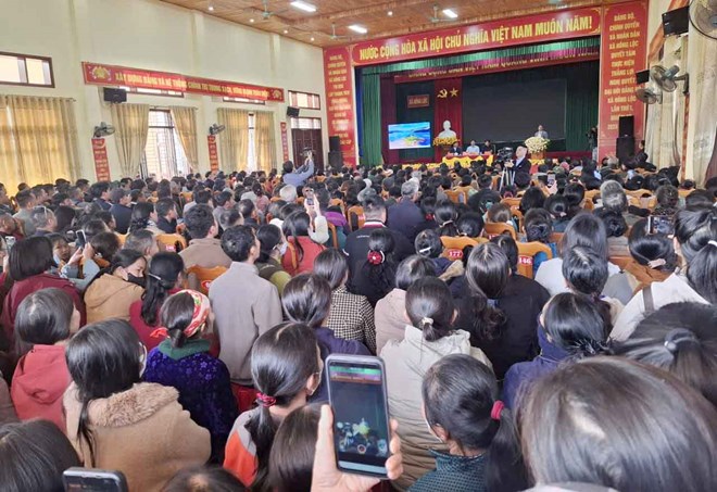 Rat dong nguoi dan du hoi nghi cung cap thong tin ve du an Nha may dien rac o xa Hong Loc. Anh: Tran Tuan.