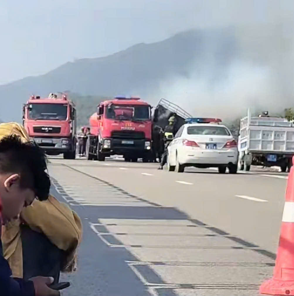 깜람-빈하오 고속도로를 달리던 트럭 화재. 사진: 부이 사오