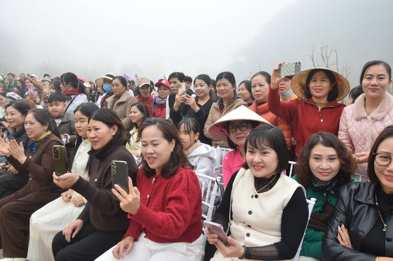 Du khach va nguoi dan co vu cho cac thi sinh. Anh: Trung Hai