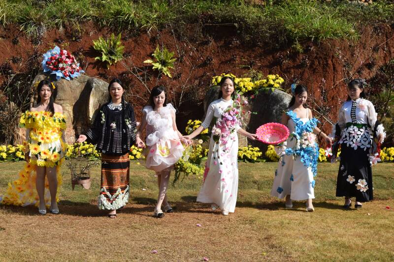 Thi thoi trang thuc canh Moc Chau – ruc ro mua hoa. Anh: Trung Hai