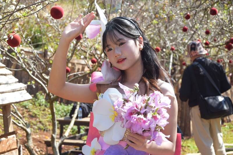 Cac thi sinh thi thoi trang thuc canh tai Mu Nau Farm. Anh: Trung Hai