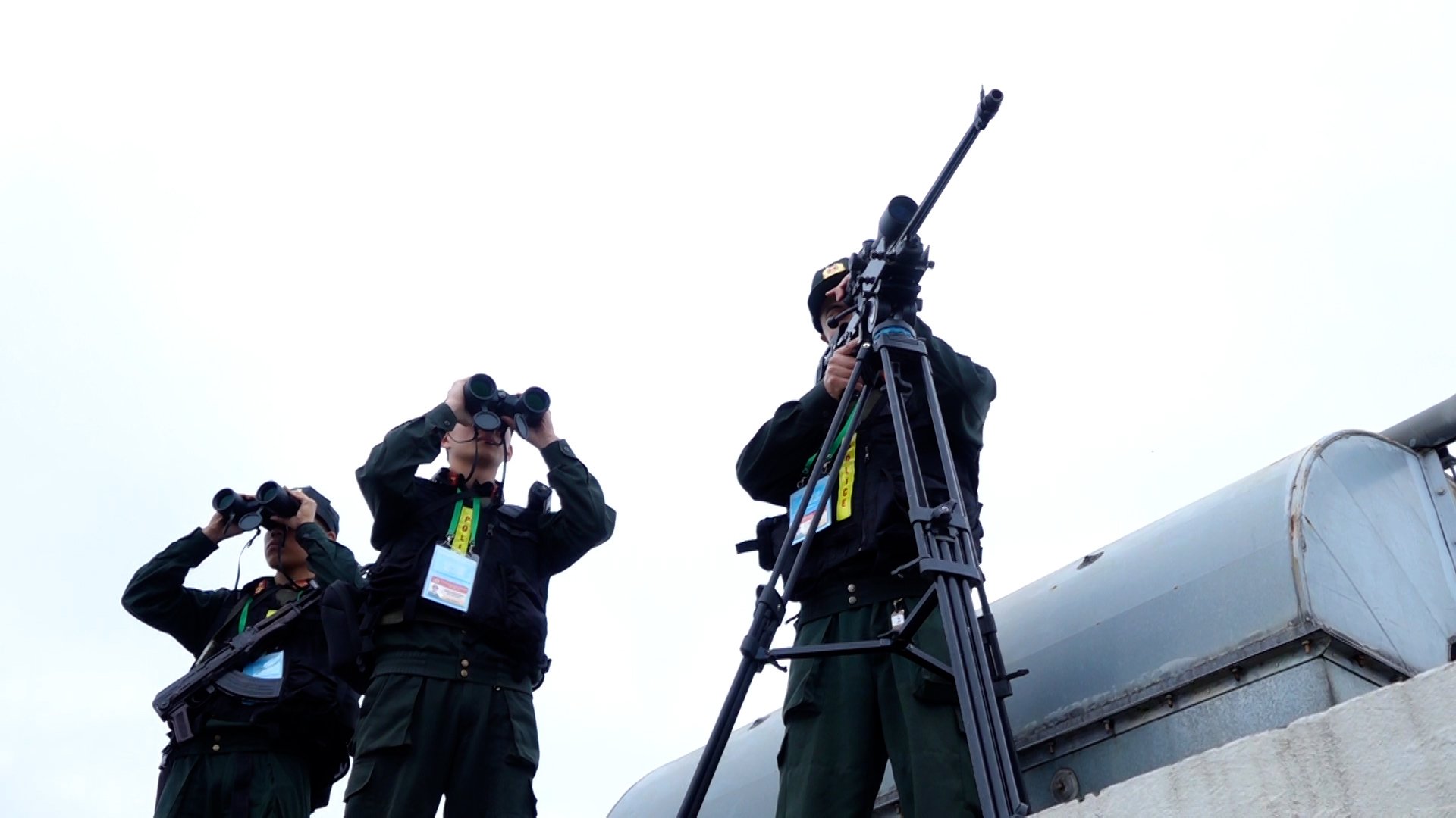 Mobile police create "steel shields" on the front line to protect the 14th Congress