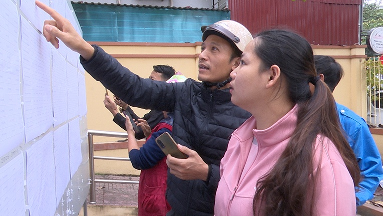 Draft compensation and site clearance support plan publicly posted at the Le Tao 1 residential group cultural house. Photo: Department of Urban Information of Phu Lien District, Hai Phong