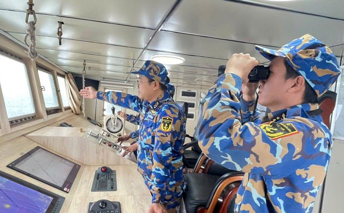 Can bo, chien si Tau Truong Sa 04 kien cuong bam bien, giu vung chu quyen bien, dao. Anh: Van Duong