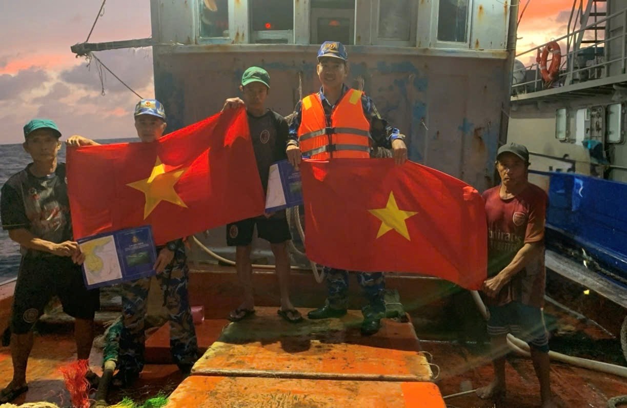 Can bo, chien si Vung 2 Hai quan tuyen truyen va tang co To quoc cho cac ngu dan tren bien. Anh: Van Duong