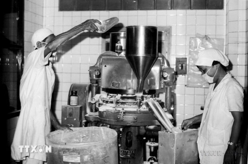 Xi nghiep Duoc pham 2/9 - mo hinh ap dung che do luong khoan san pham, tu tim toi thao go nhung kho khan ve vat tu, nguyen lieu, tieu thu san pham va lam an co lai. Anh: Tu lieu TTXVN 