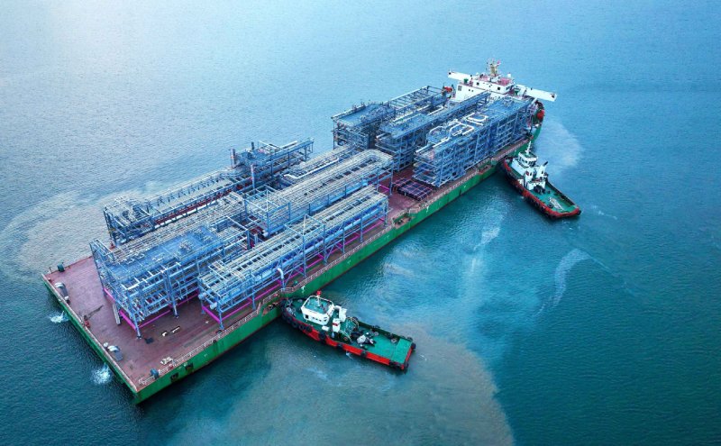 Breakthrough decisions contribute to realizing the aspiration for a strong Vietnam. In the photo are nearly 2,000 tons of "Made in Vietnam" modules manufactured by Doosan Vina en route to the US market. Photo: TTXVN