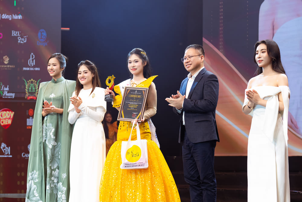 Vietnam Iconic Awards 2026 awards prizes to outstanding young talents. Photo: Organizing Committee