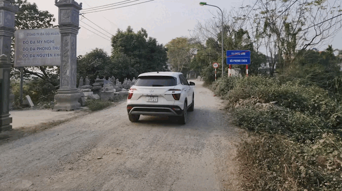 Đường vào Di tích Chùa Trầm xuống cấp nghiêm trọng. Ảnh: Minh Hạnh 