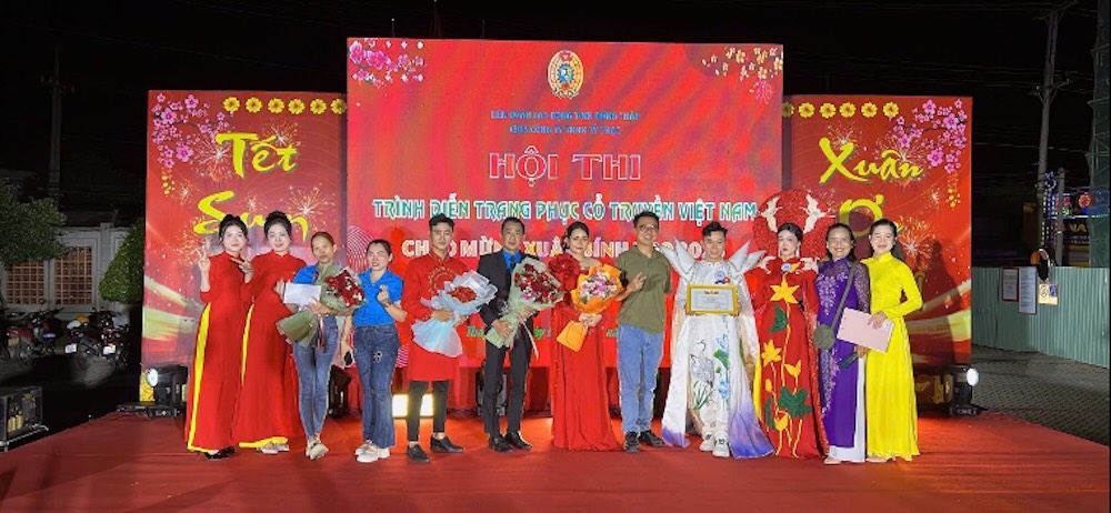 Ban To chuc trao giai Nhat cho doi thi “Hon xua sac nay” (don vi Go Lau 3) tai Hoi thi. Anh: Luu Hung.