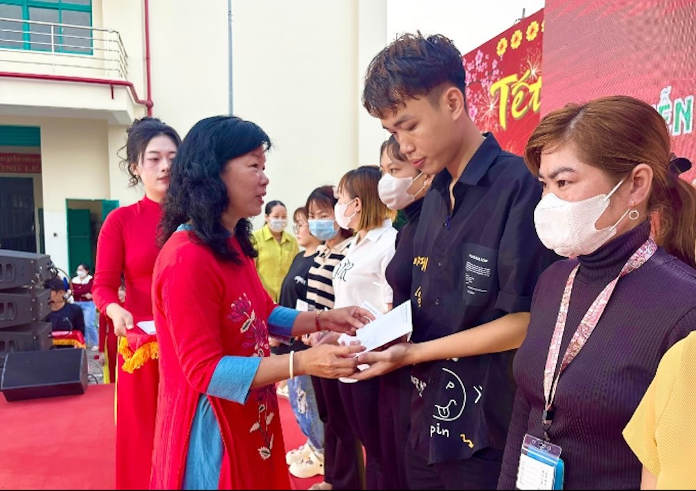 Ba Huynh Thi Tuyet Vui, Tinh uy vien, Chu tich Lien doan Lao dong tinh Dong Thap trao qua ho tro doan vien, nguoi lao dong co hoan canh kho khan nhan dip Tet Nguyen dan Binh Ngo 2026.
