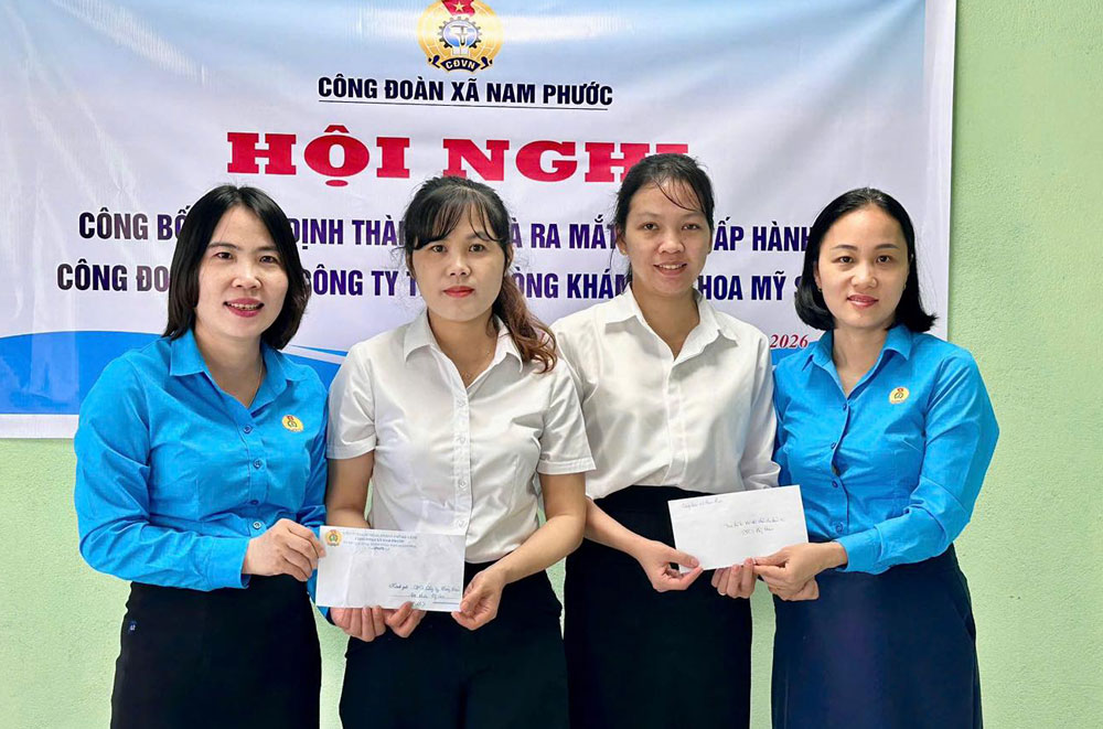 Nam Phuoc Commune Trade Union, Da Nang presents gifts to union members in difficult circumstances. Photo: Nam Phuoc Trade Union.