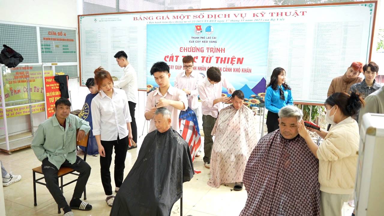 Hoat dong cat toc mien phi duoc cac don vi phoi hop ho tro tai su kien. Anh: Van Duc