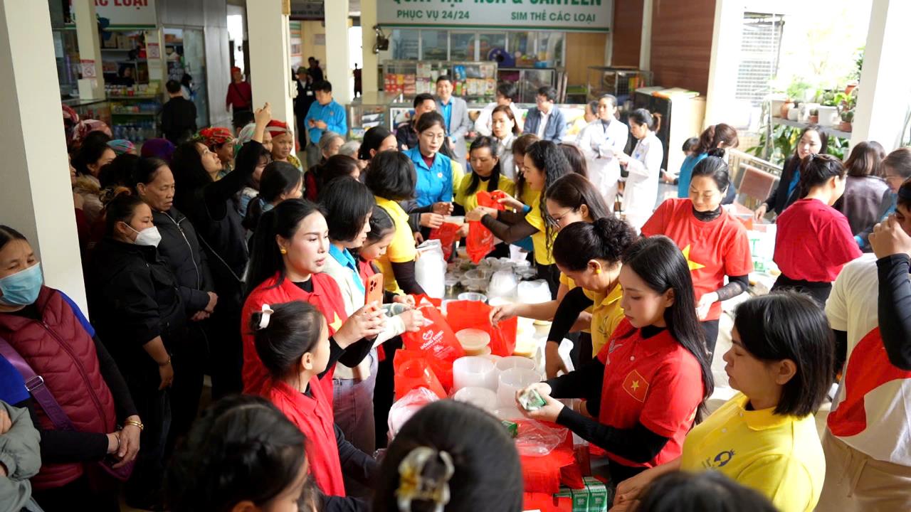 Rat dong benh nhan co hoan canh kho khan duoc phat qua mien phi. Anh: Van Duc