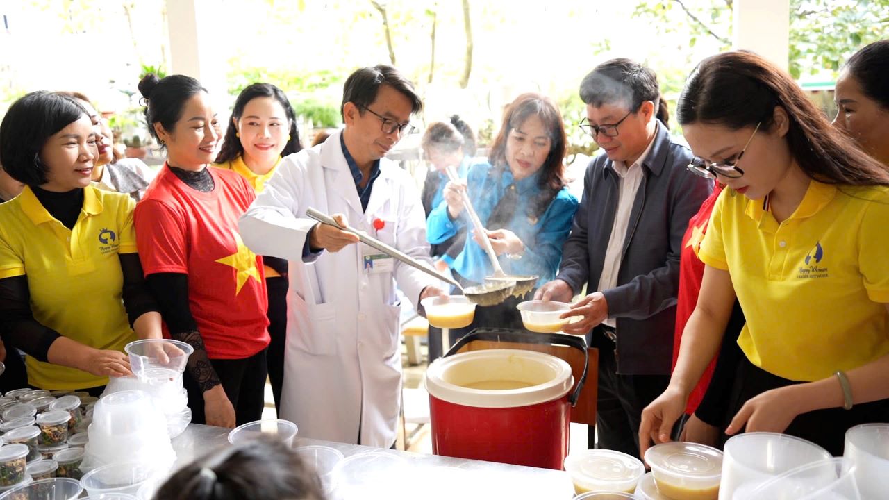 More than 400 patients were given free salmon porridge and fresh milk. Photo: Van Duc.
