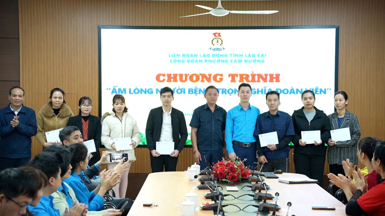 Ban To chuc trao qua cho 52 doan vien cong doan va benh nhan co hoan canh kho khan tai Benh vien Da khoa so 2 tinh Lao Cai. Anh: Van Duc