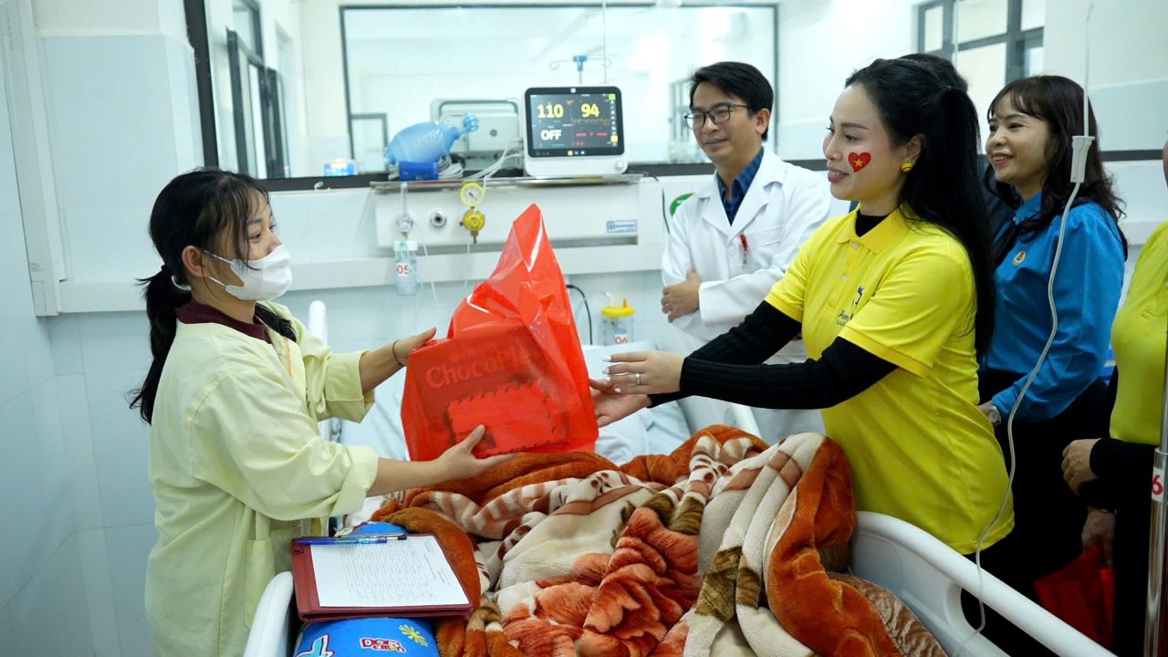 Cong doan phuong cung cac manh thuong quan tham hoi cac benh nhan co hoan canh kho khan. Anh: Van Duc