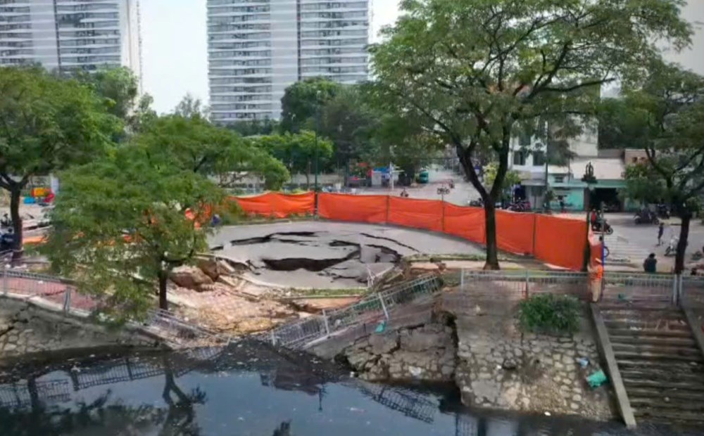 Blocking the section of road along the Tau Hu canal that collapsed 5m deep