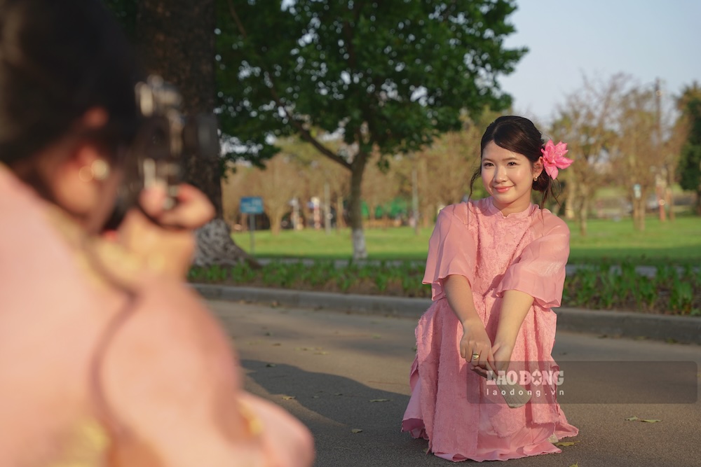 Nhieu ban tre cho biet, viec dau tu trang phuc va phu kien khong chi de luu giu ky niem ma con the hien su tran trong gia tri van hoa truyen thong. 