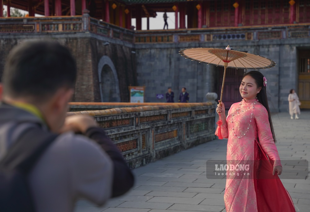 Goc chup hinh truc dien Lau Ngu Phung luon hut khach.