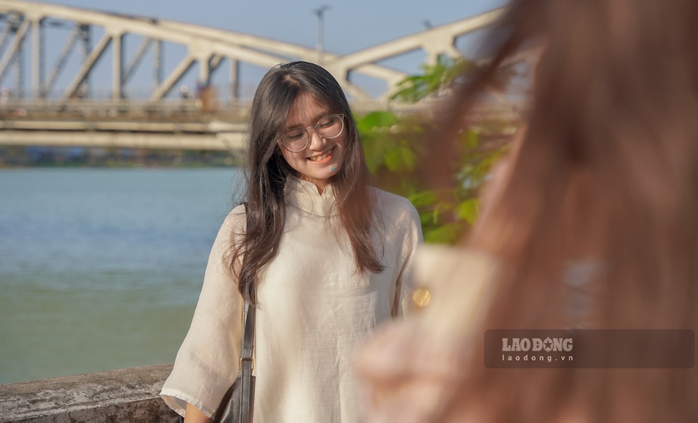 Cac nang tho check-in tai khu vuc cau Truong Tien.