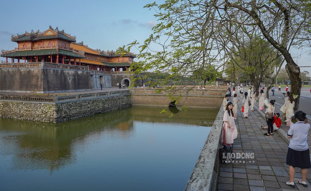 Nhung ngay nay, tren cac diem di tich, thang canh cua TP Hue, dong dao nhung ban tre xung xinh ben nhau, luu giu nhung hinh anh dep khi Tet den Xuan ve. 