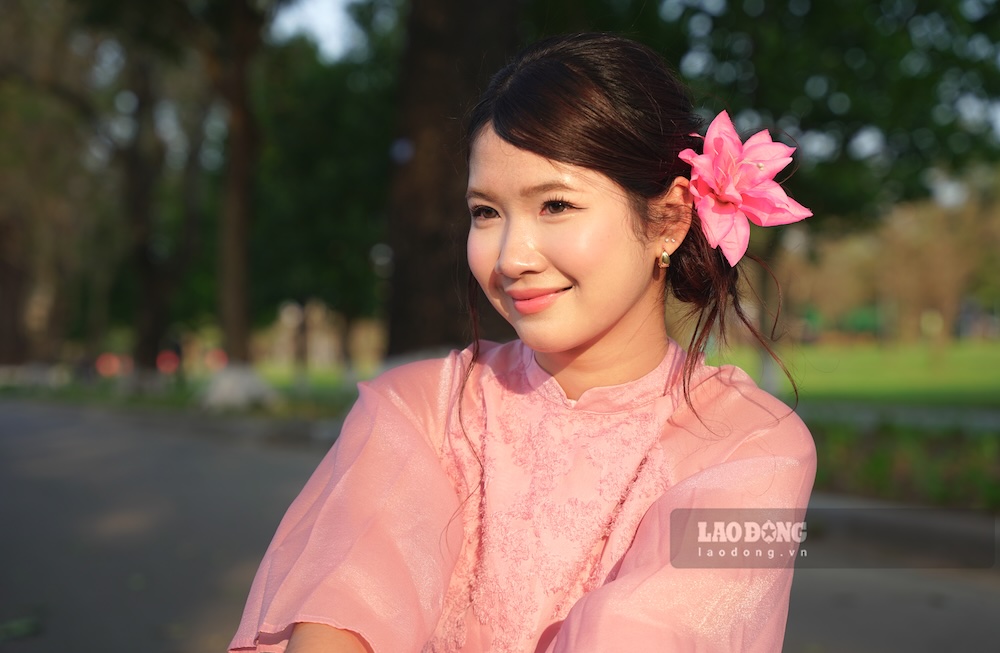 Young people take Tet photos at Hue historical sites. Photo: Nguyen Luan