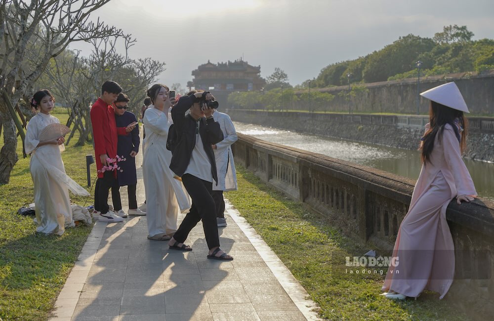 Dai Noi Hue la diem den khong the thieu, noi cac ban tre lua chon ao dai truyen thong de hoa minh vao khong gian di san.