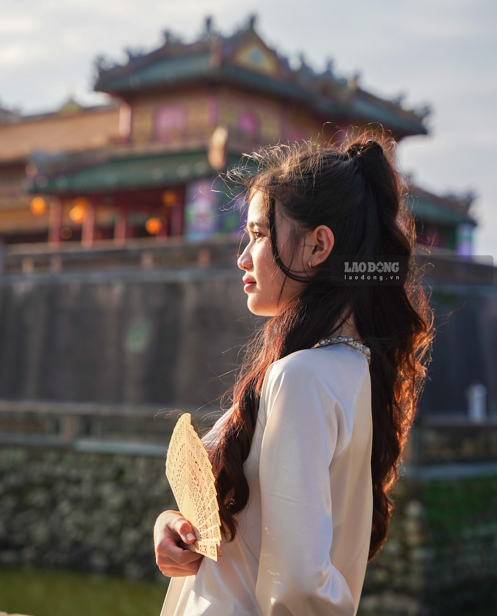 De co nhung buc anh dep, nhieu nguoi chon buoi sang som tu 7h den 9h va khu gio tu 15h den 18h de chup hinh. Hien thoi tiet o Hue nang rao, rat thuan loi cho viec chup hinh Tet. 