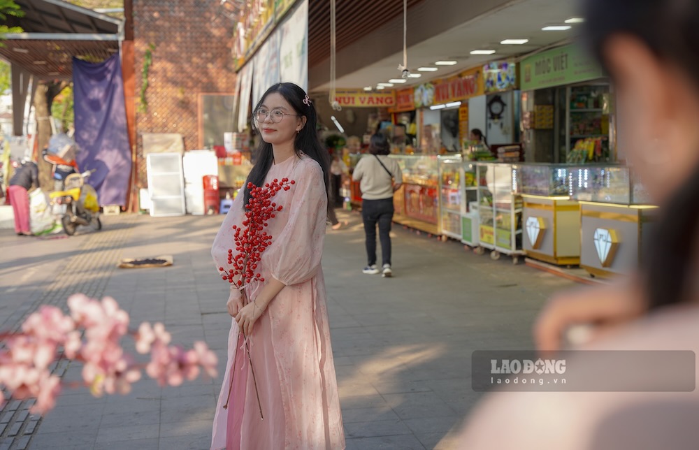 Cho Dong Ba ruc ro sac mau, vua mang khong khi mua ban cuoi nam, vua la phong nen sinh dong cho nhung bo anh Tet mang hoi tho doi song. 